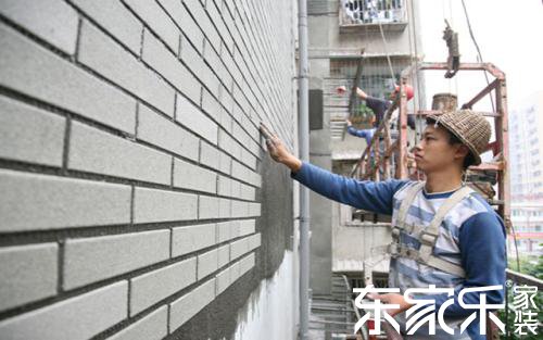 施工人员正在给外墙翻新