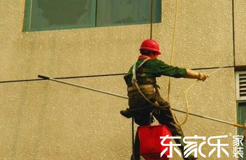 施工人员正在刷涂料